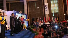Ketua Umum PBSI, Gita Wirjawan dan Direktur BCA, Armand Hartono didampingi Praveen Jordan, Debby Susanto, Rexy Mainaky, dan Anton Subowo saat meluncurkan Indonesia Open 2016 di Hotel Kempinski, Jakarta, Rabu (11/5/2016). (Bola.com/Nicklas Hanoatubun)