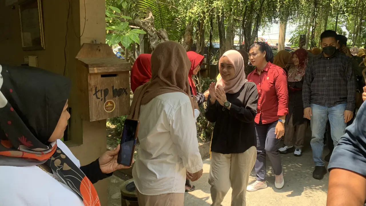 Istri calon presiden (capres) capres nomor urut 3 Ganjar Pranowo, Siti Atikoh kembali melanjutkan safari politiknya. Kali ini Siti Atikoh ke Yogyakarta.