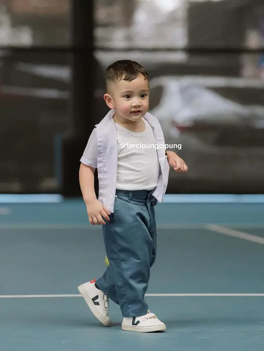 Di ultah kedua orangtuanya yang bertemakan sekolah, Cipung mengenakan seragam SMA [@tercipungcipung]