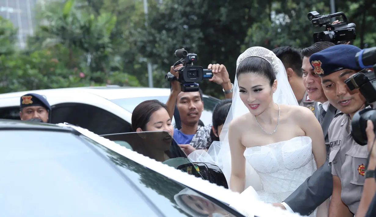 Tidak hanya pernak pernik undangan yang terlihat mewah, tapi juga souvenir pernikahan untuk tamu undangan. Parfum mahal dibungkus kotak kecil warna abu-abu muda dan bertuliskan terima kasih dari kedua mempelai. (Galih W. Satria/Bintang.com)