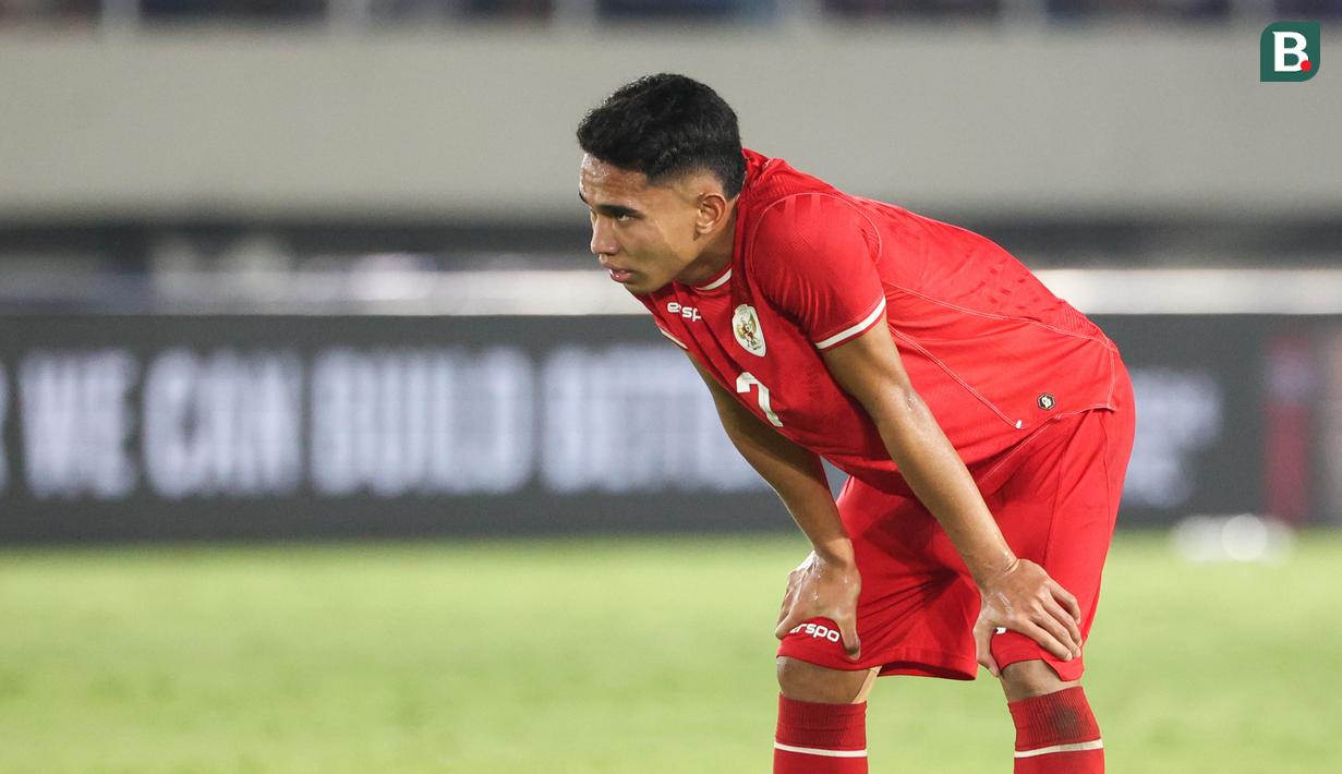Marselino Ferdinan tak mampu menutupi kekecewaan saat Timnas Indonesia takluk 0-1 dari Filipina dalam laga terakhir Grup B yang digelar di Stadion Manahan, Solo, Sabtu (21/12/2024). Kekalahan ini sekaligus memastikan skuad Garuda tersingkir dari Piala AFF 2024. (Bola.com/Abdul Aziz)