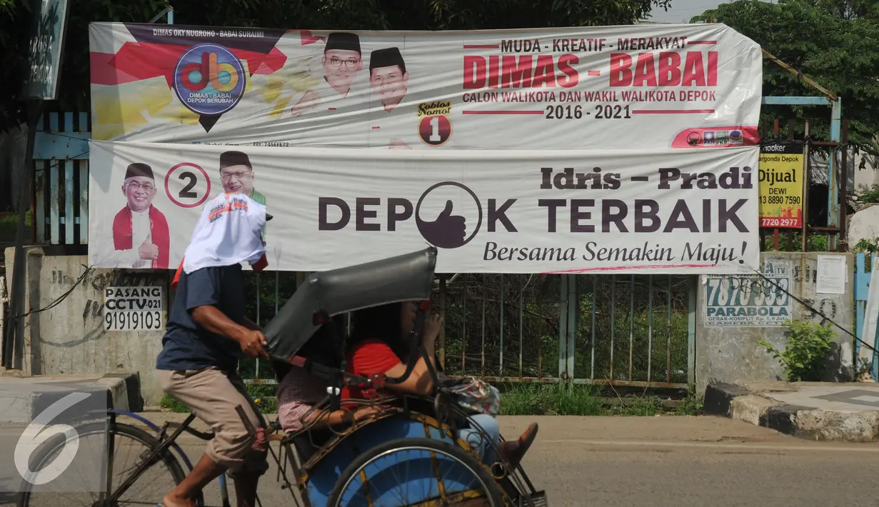 Warga melintas di depan spanduk dua pasang calon yang bertarung di Pilkada Kota Depok, Jawa Barat, Rabu (2/12). Kota Depok menjadi salah satu daerah yang akan melaksanakan Pilkada serentak pada 9 Desember mendatang. (Liputan6.com/Helmi Fithriansyah)