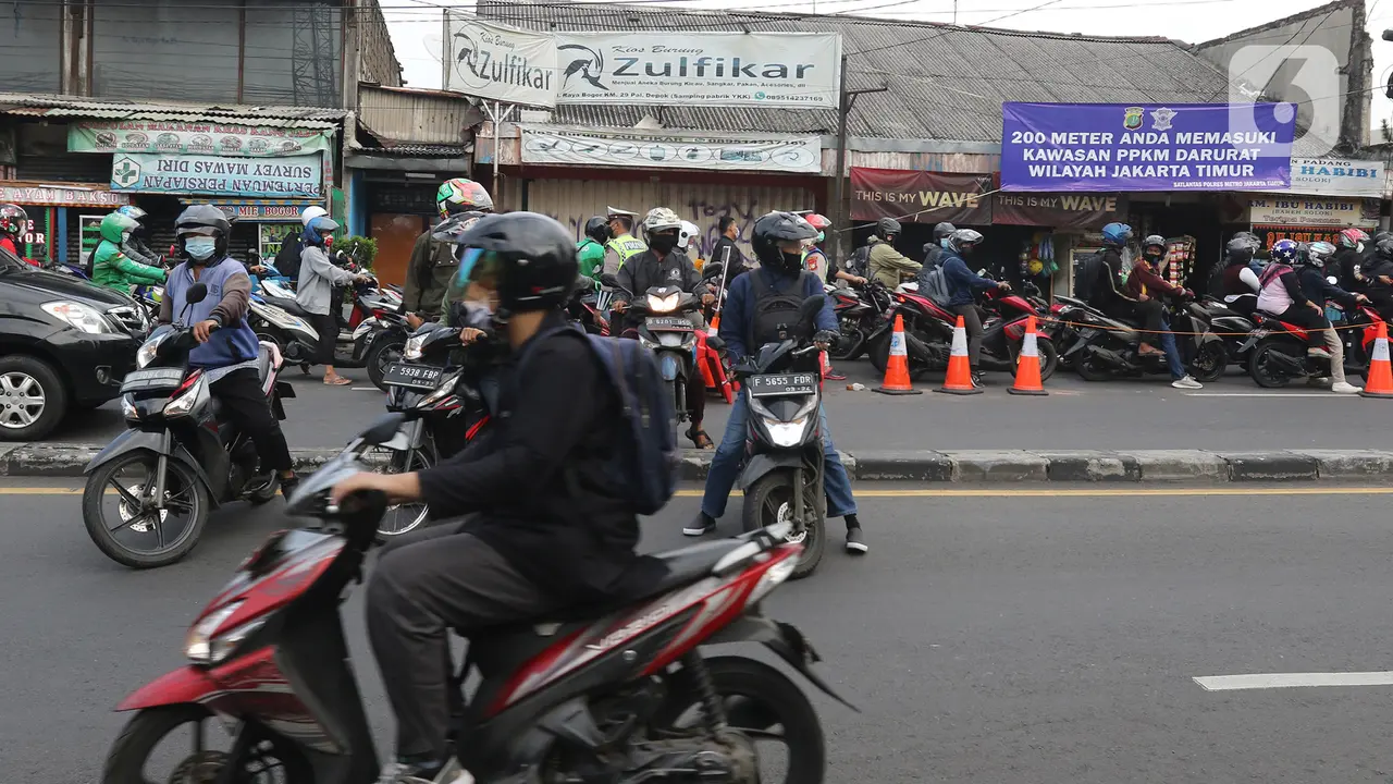 Suasana Pos Penyekatan Saat PKKM Level 4 di Jalan Raya Bogor
