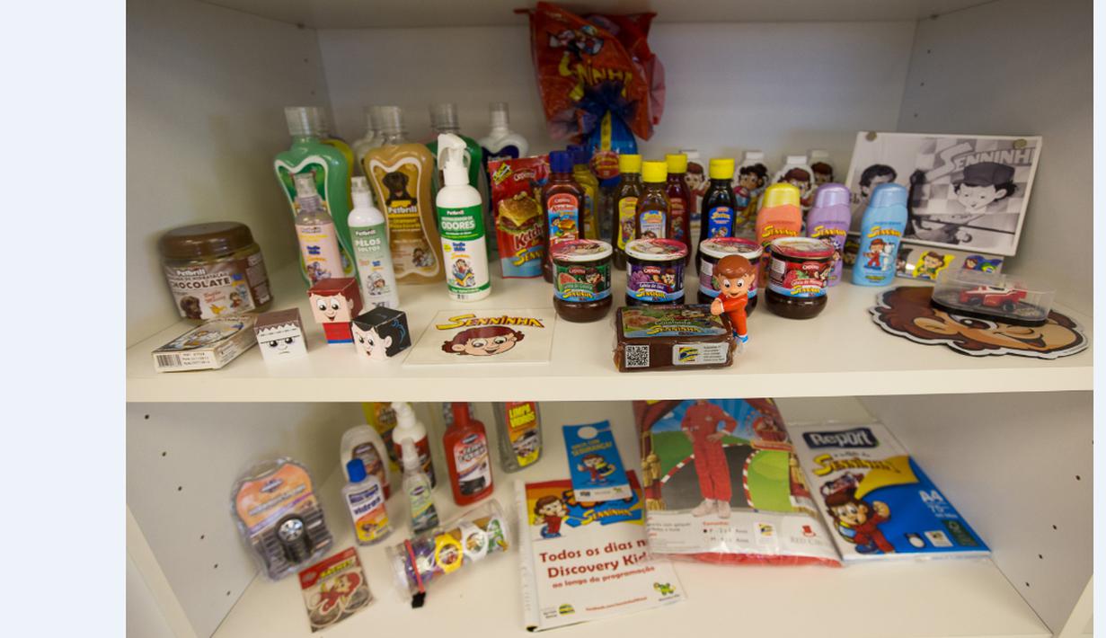 Produk-produk berlisensi yang berbau tentang Ayrton Senna dipajang di Institut Ayrton Senna di Sao Paulo, Brasil. (AFP/Alexandre Schneider)