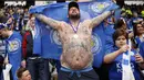 Fans Leicester City dengan menunjukan tato saat merayakan titel juara Liga Inggris di Stadion King Power (7/5/2016). (Action Images via Reuters/Andrew Boyers)