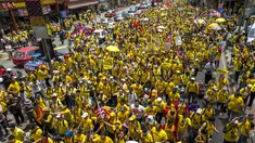 Ribuan warga Malaysia melakukan aksi besar-besaran di Kuala Lumpur, Malaysia, Sabtu (29/8/2015). Mereka menuntut Perdana Menteri Najib Razak untuk mengundurkan diri karena diduga melakukan korupsi. (Reuters/ Athit Perawongmetha)