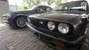 Sebuah mobil BMW seri 3 E30 generasi kedua (kanan) bersanding dengan BMW seri 3 terbaru di Jakarta, Rabu (17/10). Jelang perhelatan Indonesia Bimmerfest 2018 di Semarang penyelenggara menyediakan grand prize BMW seri 3 E30. (Liputan6.com/Fery Pradolo)