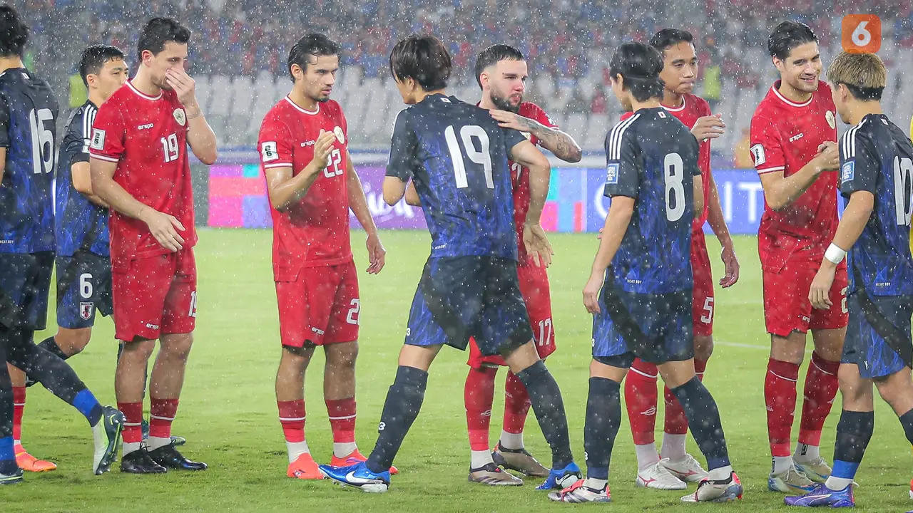 Foto: Duel Kawan Satu Tim Calvin Verdonk dan Koki Ogawa pada Laga Timnas Indonesia Vs Jepang di Kualifikasi Piala Dunia 2026