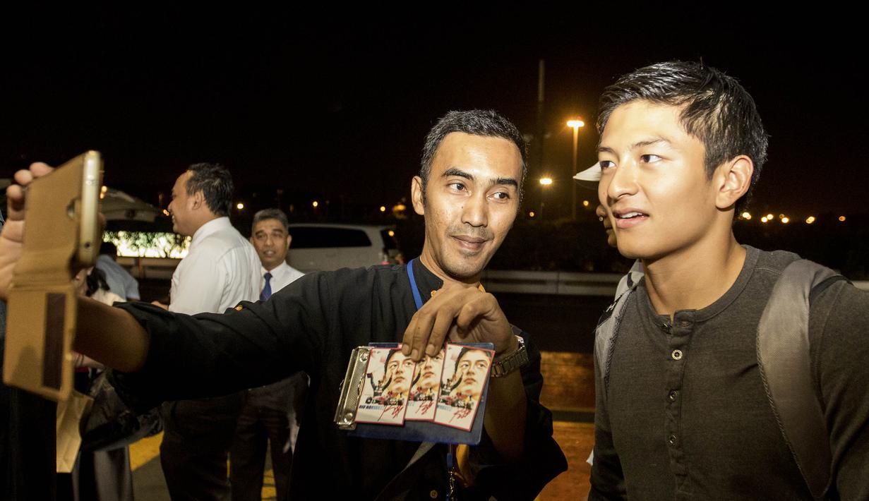 Rio Haryanto ke Bandara Soekarno-Hatta untuk berangkat menuju Melbourne, Australia. (Bola.com/Vitalis Yogi Trisna)