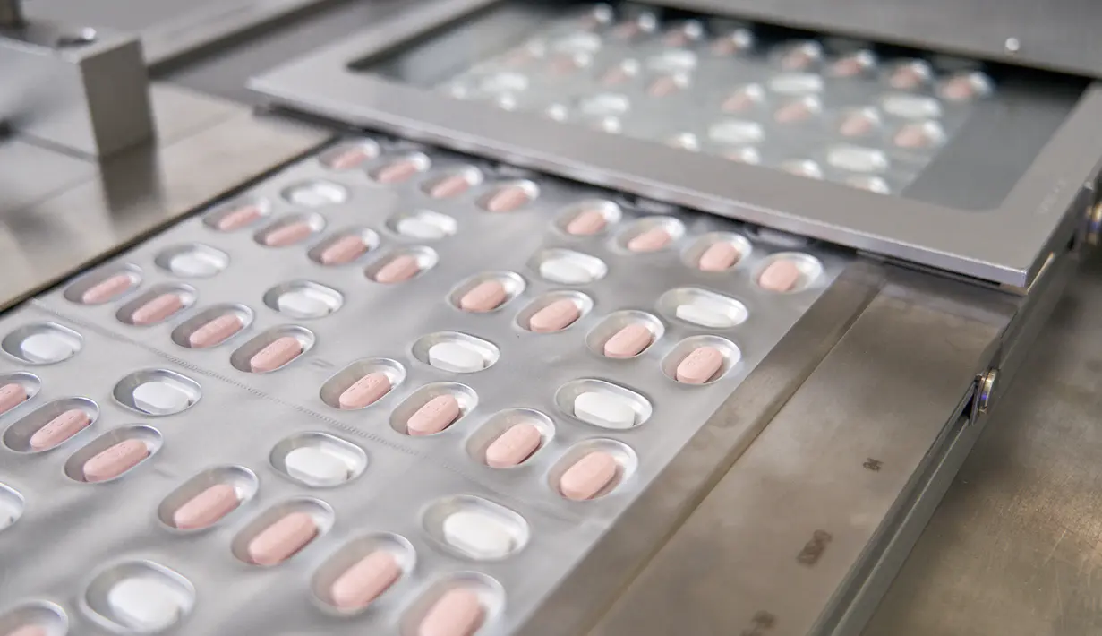 Proses pembuatan pil antivirus COVID-19 eksperimental dalam laboratorium Pfizer di Freiburg, Jerman, 16 November 2021. Pfizer meminta regulator untuk mengesahkan pil COVID-19 buatannya setelah terbukti mengurangi rawat inap atau kematian hampir 90 persen. (Handout/Pfizer/AFP)