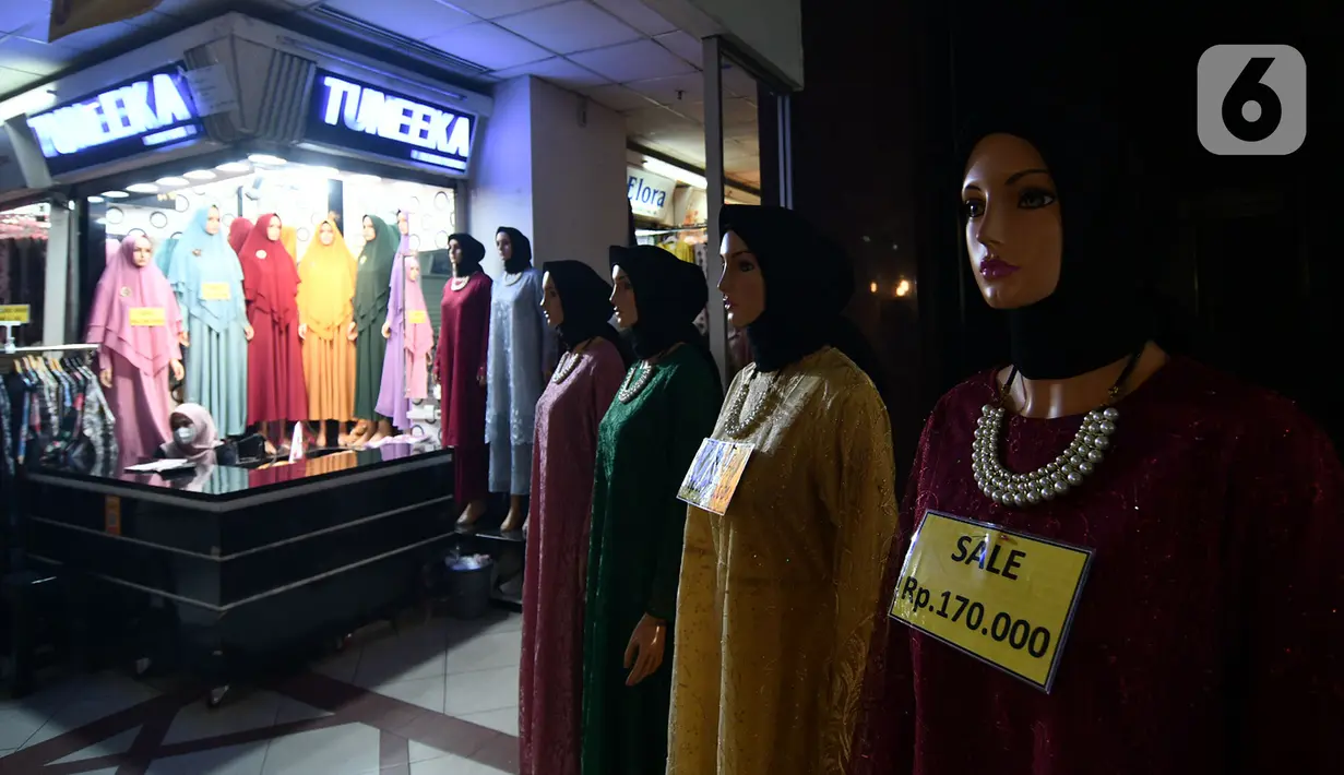 Deretan baju dipajang di Pasar Tanah Abang Blok A, Jakarta, Rabu (19/5/2021). Pada hari ini, Pasar Tanah Abang kembali dibuka setelah ditutup sementara selama sepekan pada 12-18 Mei 2021. (Liputan6.com/Herman Zakharia)