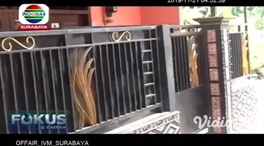 Tim Densus 88 Anti Teror mengamankan seorang terduga teroris di Kabupaten Pasuruan. Seorang pria berinisial AD ini diduga terlibat dalam jaringan bom bunuh diri di Medan. Penangkapan ini dibenarkan Kabid Humas Polda Jatim Kombes Pol Frans Barung Mang...