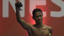 Perenang Indonesia, Jendi Pangabean, selebrasi usai menjadi yang tercepat pada Asian Para Games cabang renang nomor 100 meter gaya punggung S9 di Stadion Aquatic, Jakarta, Kamis (11/10). (Bola.com/Vitalis Yogi Trisna)