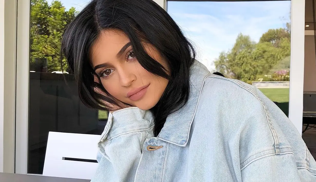 Hal tersebutlah yang membuatnya yakni untuk menjalani injeksi di bagian bibirnya. (instagram/kyliejenner)