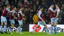 Pemain Burnley Jay Rodriguez (kanan) merayakan dengan rekan setimnya usai mencetak gol ke gawang Manchester United pada pertandingan sepak bola Liga Inggris antara Burnley dan Manchester United di Turf Moor, Burnley, Inggris, 8 Februari 2022. Pertandingan berakhir imbang 1-1. (AP Photo/Jon Super)