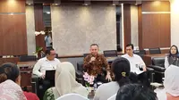 Para mantan pemain Oriental Circus Indonesia (OCI)&nbsp;menemui&nbsp;Wakil Menteri Hak Asasi Manusia (Wamen HAM) Mugiyanto, Selasa (15/4/2025).&nbsp;&nbsp;Mereka mendorong pemerintah membentuk tim pencari fakta untuk mengungkap pelanggaran hak asasi manusia (HAM) yang dilakukan oleh Taman Safari Indonesia. (Liputan6.com/Ady Anugrahadi)