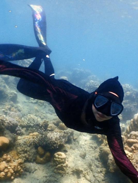 Keindahan bawah laut juga dieksplor oleh Aryani Fitriana. Karang-karang yang indah menjadi pemandangan tak terlupakan bagi perempuan berusia 31 tahun tersebut.Lengkap dengan perlengkapan diving, Aryani terlihat sangat menikmati travelingnya. (Liputan6.com/IG/@aryanifitriana24)