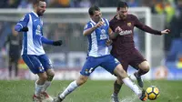 Aksi Lionel Messi (kanan) melewati dua pemain Espanyol pada lanjutan La Liga santander di RCDE stadium, Cornella Llobregat, Spanyol, (4/2/2018). Espanyol dan Barcelona bermain imbang 1-1. (AP/Manu Fernandez)
