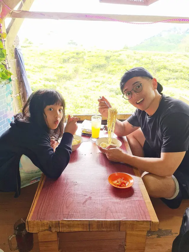 Jadi Single Parent, Ini 6 Potret Seleb Cowok saat Mengasuh Anak