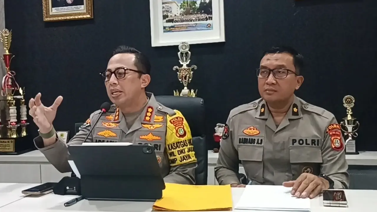 Kabid Humas Polda Metro Jaya, Kombes Ade Ary Syam Indardi, saat memberikan keterangan pers terkait kasus judi online di Mapolda Metro Jaya, Sabtu (23/11/2024). (Merdeka.com/Nur Habibie)