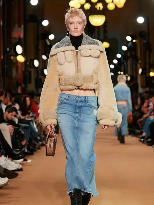 Sentuhan modern dihadirkan pada bahan kulit, seperti trenches, jaket, dan rok yang mengeksplorasi floor-length silhouettes. Shearling yang memang telah menjadi ciri khas Coach diperkenalkan dalam konsep desain baru yang menonjolkan pendekatan muda terhadap material rugged attitude, termasuk colorful shearling metallic, cropped, dan oversized aviator silhouette. Foto: Document/Coach.