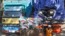 Antrena kendaraan pengangkut sampah untuk pembuangan di TPA Cipayung, Depok, Jawa Barat. (merdeka.com/Arie Basuki)