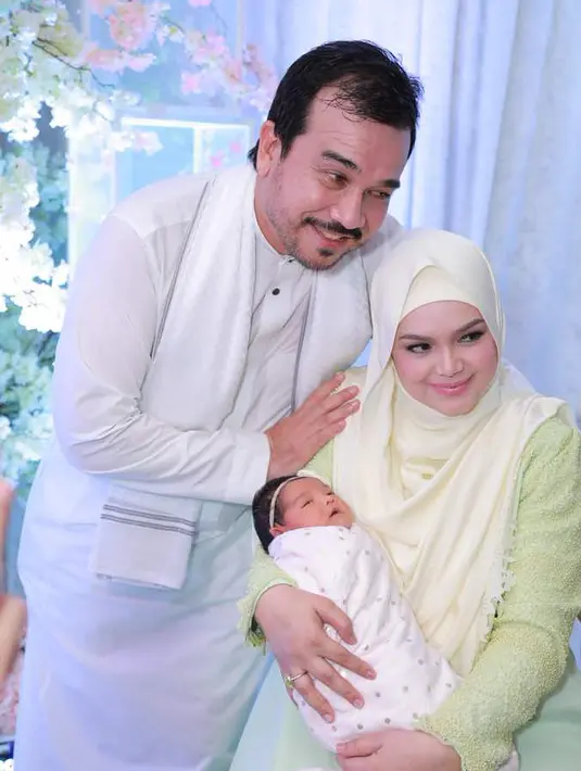 Coba lihat, kehadiran Siti Aafiyah tentunya semakin mewarnaik kehidupan Siti Nuhaliza dan suami. Terlihat senyuman semringah dan bahagia yang terpancar dari wajah pasangan suami istri ini. (Instagram/ctdk)