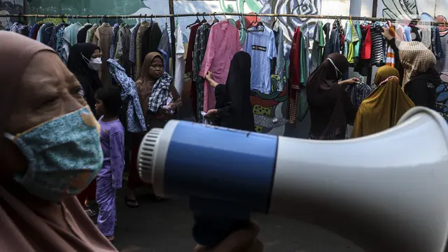FOTO: Berbagi Makanan dan Pakaian di Bulan Suci Ramadhan