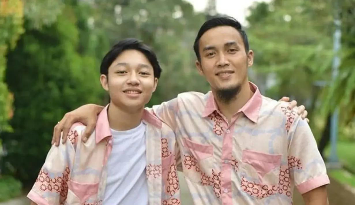 Kiesha Alvaro dekat dengan Gunawan Dwi Cahyo. Gunawan memperlakukan Kiesha dengan baik sebagai seorang anak. Alhasil, kini keduanya sangat dekat dan akrab sebagai seorang ayah dan anak. (Liputan6.com/IG/kiesha.alvaro)