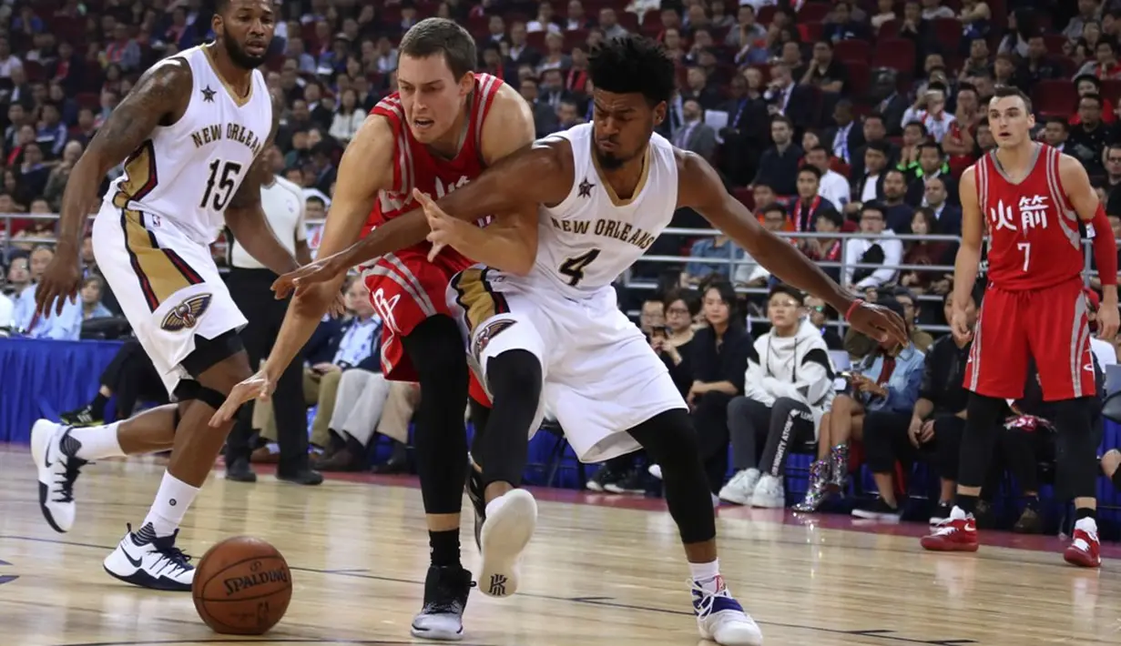 Pemain Houston Rockets, Kyle Wiltjer, dihadang pemain New Orleans Pelicans, Quinn Cook, dalam laga pramusim NBA Global Games 2016 di Beijing, China, Rabu (12/10/2016) WIB. (AP Photo/Ng Han Guan)