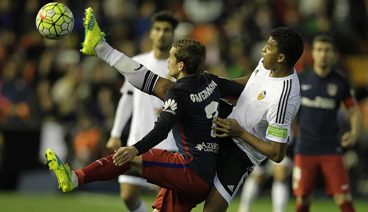 4. Penyerang Atletico Madrid, Antoine Griezmann, berebut bola dengan bek Valencia, Aderlan Santos pada laga La Liga Spanyol di Stadion Mestalla, Minggu (6/3/2016). Valencia takluk 1-3 dari Atletico Madrid. (AFP/Jose Jordan)