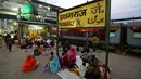 Umat Muslim berbuka puasa selama bulan suci Ramadhan di Masjid Line Shah Baba di stasiun kereta Prayagraj Junction di Prayagraj pada 30 Maret 2023. (Photo by SANJAY KANOJIA / AFP)