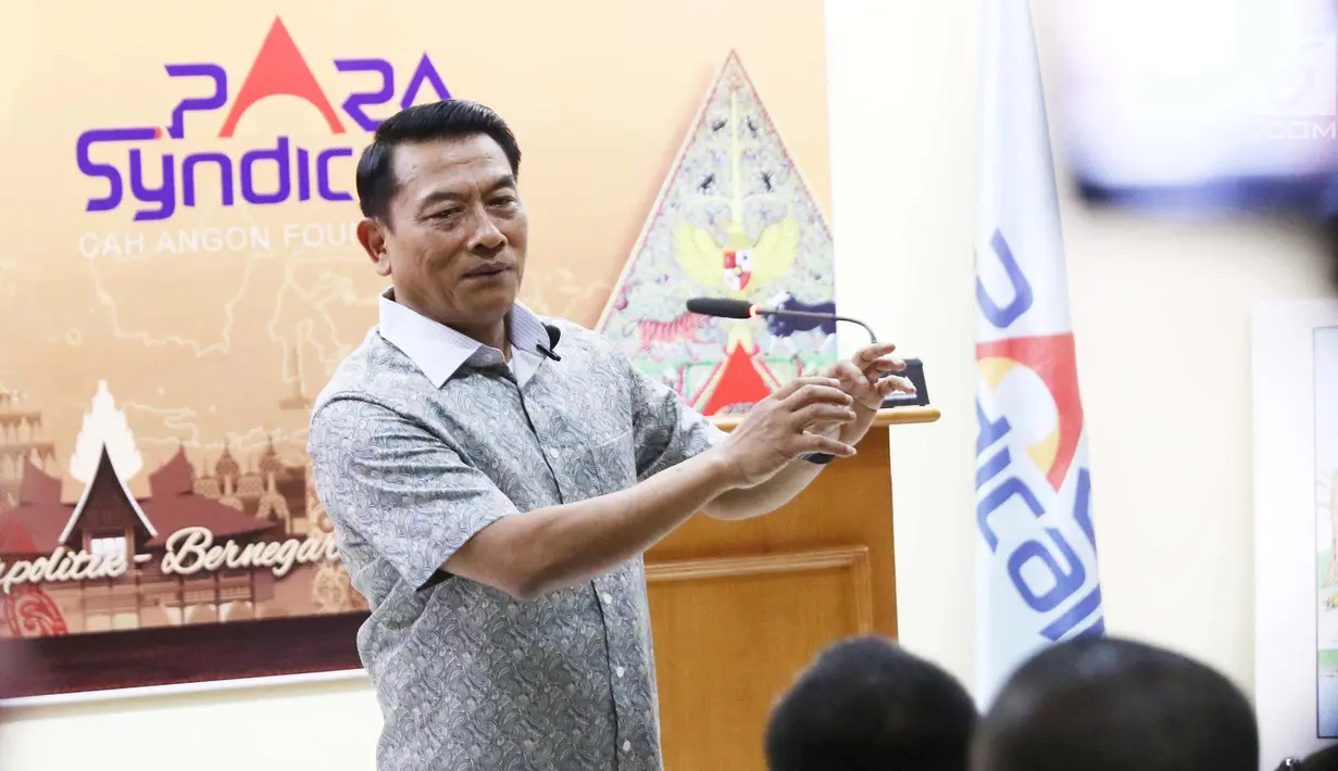 Mantan Panglima TNI Jenderal (Purn) Moeldoko memberi penjelasan saat kuliah umum di Jakarta, Rabu (4/10). Menurut Moeldoko jika semua prajurit memikirkan hal tersebut maka tidak akan sempat lagi memikirkan politik. (Liputan6.com/Angga Yuniar)