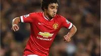 LEPAS - Manchester United melepas bek Rafael ke Lyon. (Guardian)