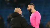 Manajer Manchester City, Pep Guardiola, bersama kiper Man City asal Italia, Gianluigi Donnarumma. (Oli SCARFF / AFP)