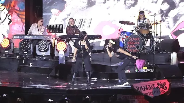 Marion Jola saat berduet dengan Kaka di konser 35 Tahun Slank Indonesia Now di GBK, Minggu (23/12). (Bambang Eros/Fimela)