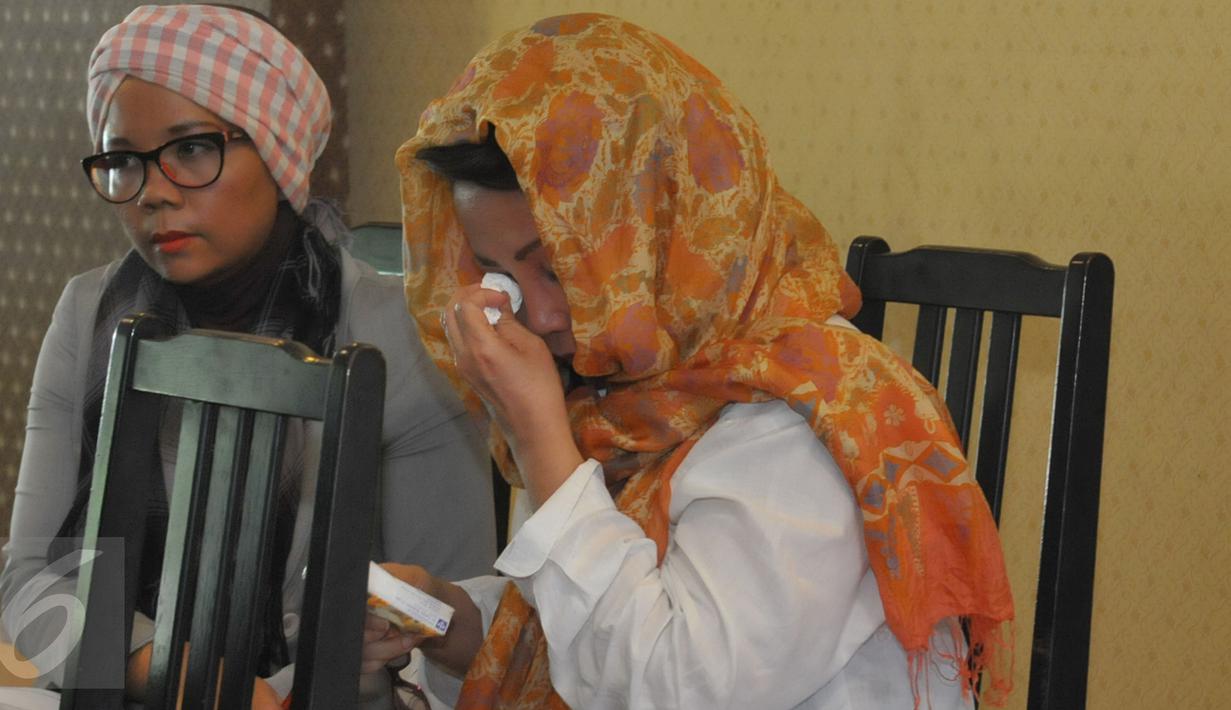 Anggota keluarga  Allya Siska Nadya menangis saat menggelar konferensi pers terkait kasus Klinik chiropractic di Jakarta, (08/01). Kasus ini sudah ditangani Direktorat Reserse Kriminal Umum Polda Metro Jaya. (Liputan6.com/Faisal R Syam)