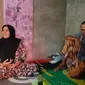 Muhyani, penjaga kambing, bersama keluarga di rumahnya, Kota Serang, Banten. (Jumat, 15/12/2023). (Yandhi Deslatama/Liputan6.com).