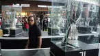 Legenda sepak bola Juventus Edgar Davids melihat-lihat trofi yang dipamerkan saat pembukaan Juventus Village di Lippo Mall Kemang, Jakarta Selatan, Jumat (27/1/2023). Juventus Village yang dibuka pada 27-29 Januari 2023 bakal memanjakan fans dengan beragam acara seperti meet and greet dengan Edgar Davids, pameran trofi dan replika ruang ganti hingga game-game menarik. (Liputan6.com/Faizal Fanani)