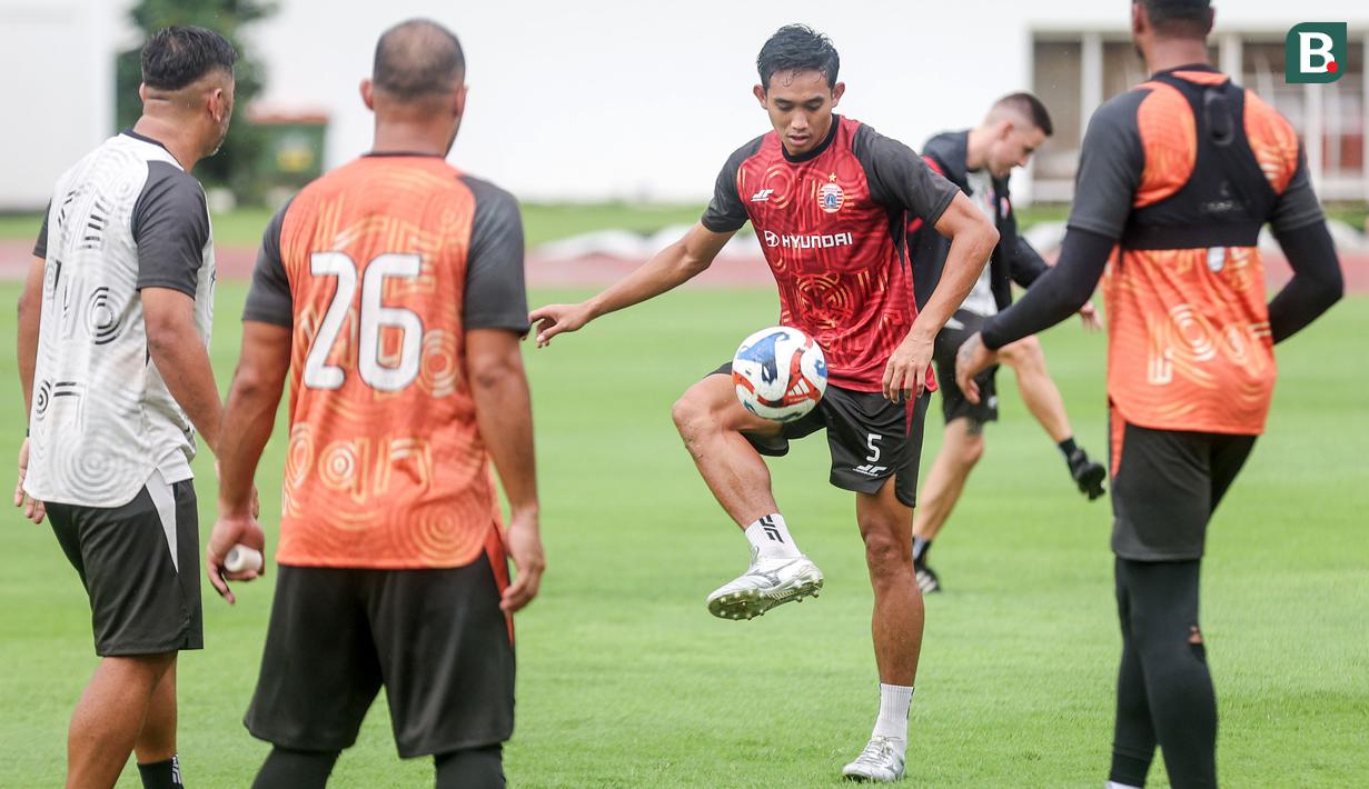 Pemain Persija Jakarta, Rizky Ridho melakukan latihan resmi menjelang laga BRI Super League 2025/2026 melawan Persijap Jepara di Stadion Madya, Senayan, Jakarta, Jumat (02/01/2026). (Bola.com/Abdul Aziz)