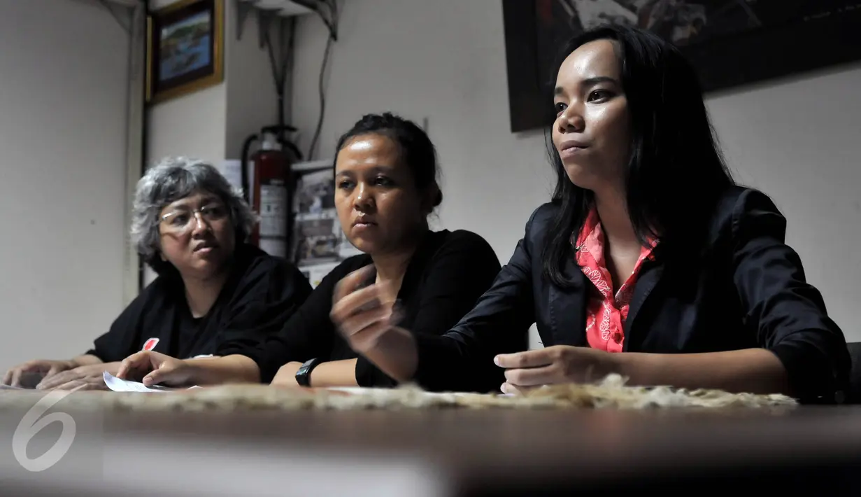 Bunga Siagian dari LBH Jakarta (kanan) memberikan keterangan pers terkait dugaan penyiksaan terhadap Asisten Rumah Tangga inisial T, Jakarta, Minggu (4/10/2015). T diduga disiksa majikannya yang anggota DPR inisial IH. (Liputan6.com/Johan Tallo)