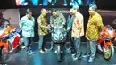 Menperin, Airlangga Hartarto mencoba kendaraan saat pembukaan Indonesia Motorcycle Show (IMOS) 2016 di JCC, Senayan, Jakarta, Rabu (2/11). IMOS 2016 terdiri dari 5 perusahaan motor anggota Asosiasi Industri Sepeda Motor (AISI). (Liputan6.com/Angga Yuniar)