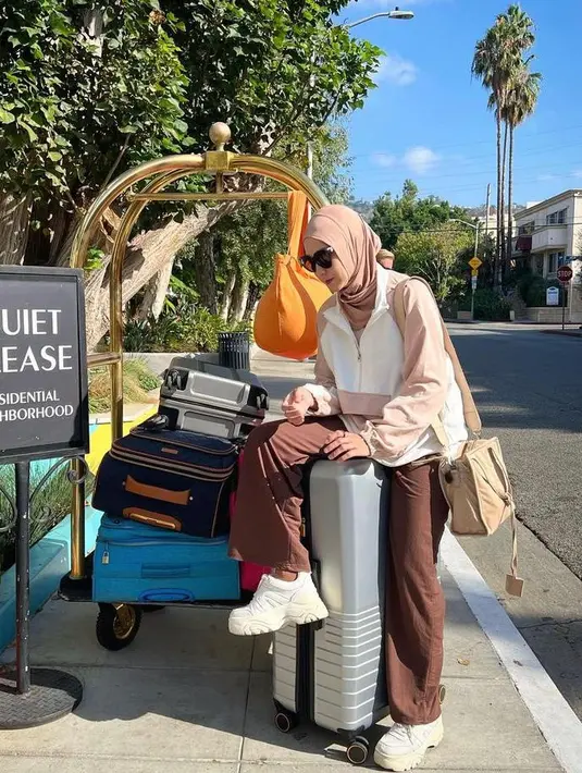 Berpose dengan koper-koper bawaan, Zaskia tampil bergaya ala cewek bumi dalam balutan busana yang didominasi warna coklat. (Instagram/zaskiadyamecca).