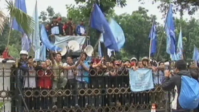 Liputan6 malam 31-10-2013 |1| Truk Tabrak Minibus, Rekomendasi UMP 2014, Demo Buruh Bekasi, Demo Buruh Daerah, Mapolres Baubau Dikepung