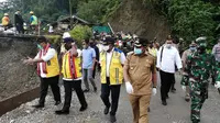 Wakil Menteri PUPR John Wempi Wetipo (JWW) meninjau lokasi ambruknya jembatan Waikaka yang berada di Kabupaten Seram Bagian Barat (SBB) Provinsi Maluku. (Dok Kementerian PUPR)