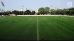 Dua tim sepak bola berlaga di Lapangan C Senayan, kompleks Stadion Utama GBK, Jakarta, Selasa (12/9). Meski hasil renovasi belum 100 persen, kondisi lapangan terlihat mulus menggunakan rumput sintetis. (Liputan6.com/Helmi Fithriansyah)