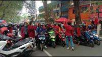 Mahasiswa asal Tangerang mulai bergerak ke Jakarta untuk melakukan aksi unjuk rasa di Gedung DPR RI. (Foto: Pramita Tristiawati/Liputan6)