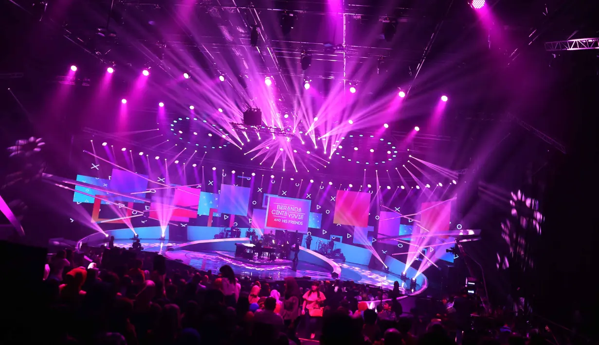 Konser romantis Yovie Widianto bertema Beranda Cinta Yovie and His Friends. Konser yang digelar di studio 6 Emtek City Rabu (3/5) itu juga diramaikan oleh banyak penyanyi dari lintas generasi termasuk anak Yovie. (Nurwahyunan/Bintang.com)