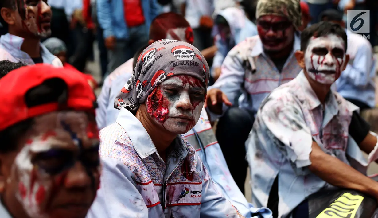 Puluhan buruh Zombi melakukan aksi di depan gedung Pertamina, Jakarta, Senin (23/10). Aksi ini untuk menuntut hak atas PHK yang terjadi kepada mereka yang dilakukan oleh PT Pertamina Patra Niaga dan Elnusa Petrofin. (Liputan6.com/Angga Yuniar)