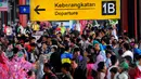 Ratusan calon penumpang Lion Air terlantar di Terminal 1B Bandara Soekarno Hatta. Penumpang saat di depan loket Lion Air di terminal 1B Bandara Soekarno Hatta,  Tengerang. Kamis (20/2/2015). (Liputan6.com/Faisal R Syam)